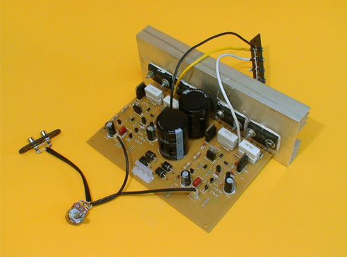 gran amplificador estéreo de 125W por salida. Sonido limpio y muy estable