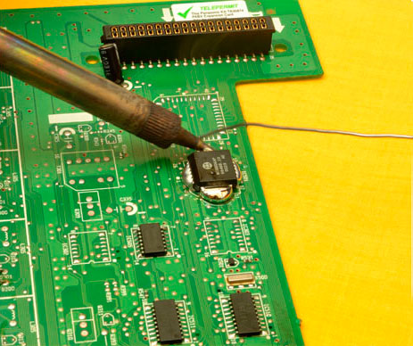 se aplica mucha soldadura